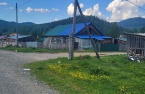 Пьяный мотоциклист врезался в опору ЛЭП и протаранил хозпостройку