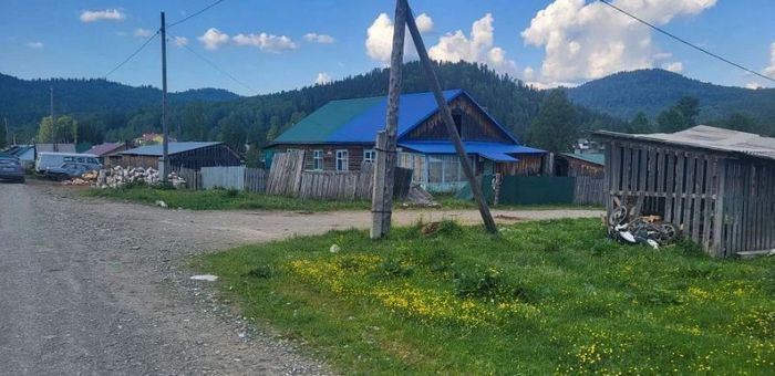 Пьяный мотоциклист врезался в опору ЛЭП и протаранил хозпостройку