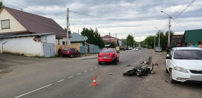 Мотоциклист госпитализирован после тройного ДТП в Горно-Алтайске