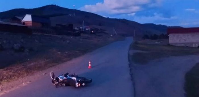 Пьяный мотоциклист без прав попал в больницу после ДТП в Улагане
