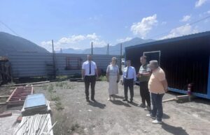 Депутаты «Единой России» проинспектировали ход строительства социально значимых объектов в Чемальском районе 24698895688