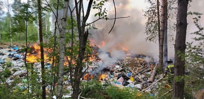 Пожар на мусорном полигоне произошел в Республике Алтай