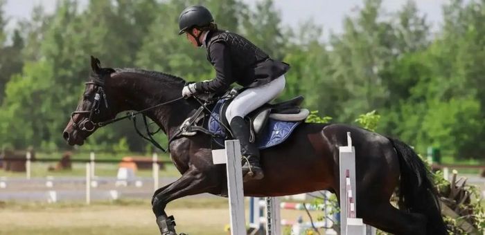 Спортсменки с Алтая блестяще выступили на чемпионате СФО по конному троеборью