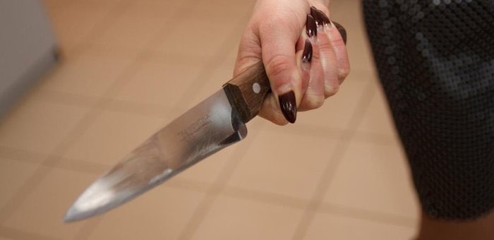 В Амуре пьяная женщина с ножом напала на сожителя