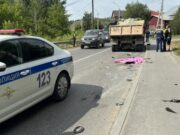 Водитель мопеда погиб под колесами КамАЗа в Горно-Алтайске