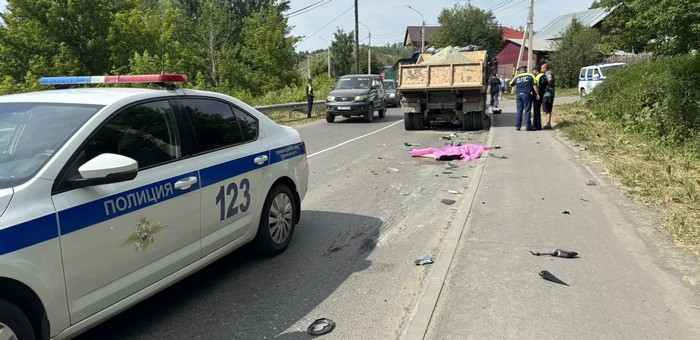 Водитель мопеда погиб под колесами КамАЗа в Горно-Алтайске