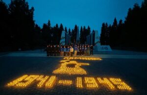 В День памяти и скорби в Горно-Алтайске зажглись больше тысячи свечей AQAD2BhrG4f8yUl