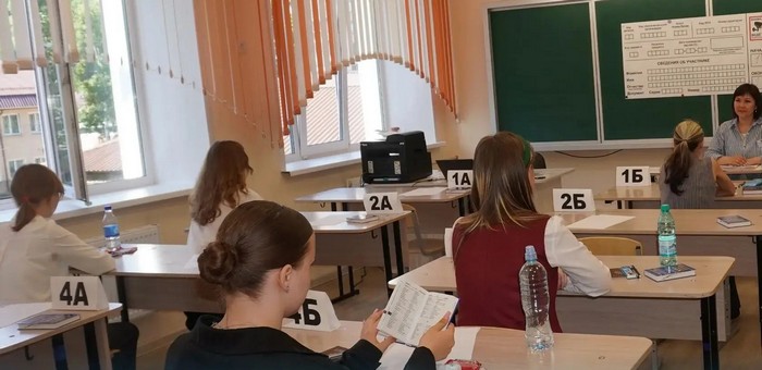 Почти 1500 выпускников сегодня сдают ЕГЭ по математике