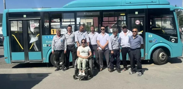 В Горно-Алтайске водителей низкопольных автобусов обучили оказанию помощи пассажирам с инвалидностью