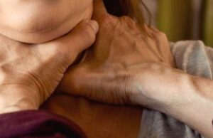 Избивал, потом душил: 66-летний мужчина напал на сожительницу
