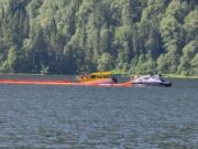 Перевернувшийся на Телецком озере паром отбуксировали в Артыбаш Перевернувшийся на Телецком озере паром отбуксировали в Артыбаш
