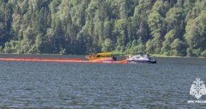 Перевернувшийся на Телецком озере паром отбуксировали в Артыбаш Перевернувшийся на Телецком озере паром отбуксировали в Артыбаш