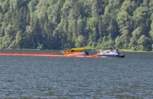 Перевернувшийся на Телецком озере паром отбуксировали в Артыбаш Перевернувшийся на Телецком озере паром отбуксировали в Артыбаш