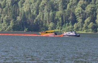 Перевернувшийся на Телецком озере паром отбуксировали в Артыбаш