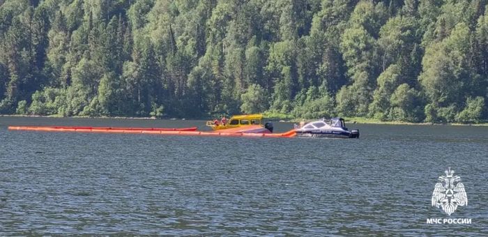 Перевернувшийся на Телецком озере паром отбуксировали в Артыбаш
