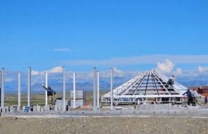 Новую стелу устанавливают на въезде в Кош-Агач Новую стелу устанавливают на въезде в Кош-Агач