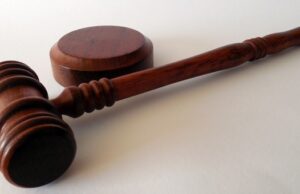 Житель Яконура предстал перед судом за кражу продуктов и спиртного Житель Яконура предстал перед судом за кражу продуктов и спиртного