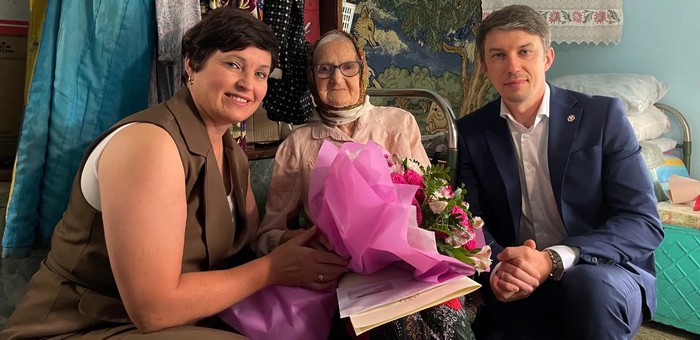 Труженицу тыла из Горно-Алтайска поздравили с 99-летием