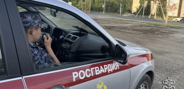 Сотрудники Росгвардии помогли горожанину, потерявшему сознание на улице