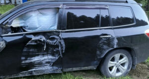 Горожанин на Toyota Highlander протаранил опору линии электропередачи на Чуйском тракте
