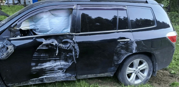 Горожанин на Toyota Highlander протаранил опору линии электропередачи на Чуйском тракте