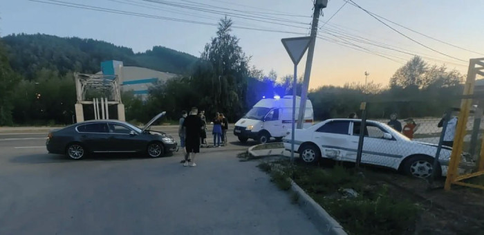На Проточной столкнулись Toyota Carina и Lexus