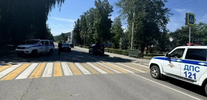 На пешеходнике у здания правительства сбили женщину