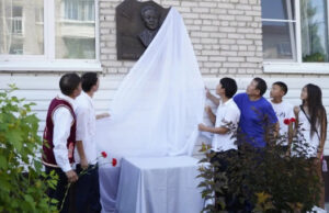 В Горно-Алтайске открыли памятную доску Борису Укачину В Горно-Алтайске открыли памятную доску Борису Укачину