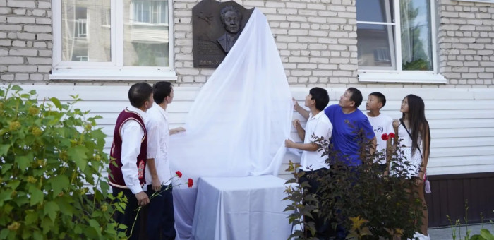 В Горно-Алтайске открыли памятную доску Борису Укачину