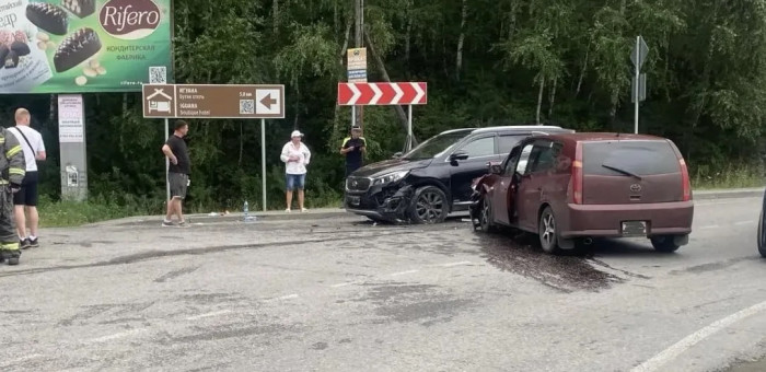 Кемеровские туристы попали в ДТП в Элекмонаре, пострадали две молодые девушки
