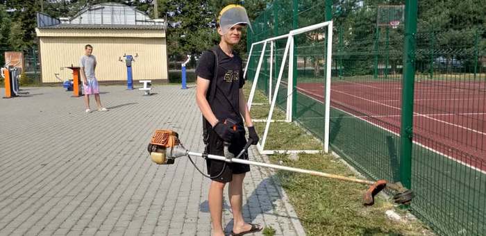 Почти 900 школьников нашли работу на летних каникулах
