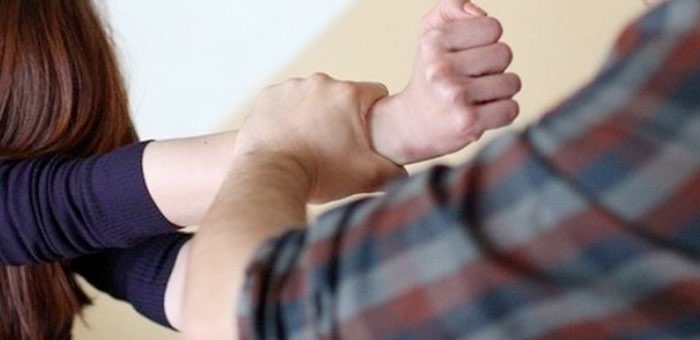 В Усть-Канском районе пьяный мужчина жестоко избил свою беременную сожительницу
