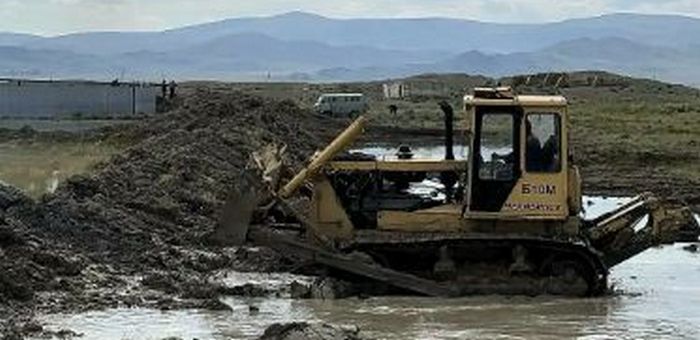 Защитную дамбу возводят в Тобелере