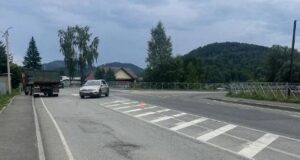 КАМАЗ протаранил иномарку в Кызыл-Озеке, пострадала туристка