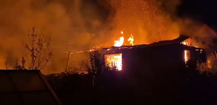 Крупный пожар произошел в Горно-Алтайске: горел жилой дом