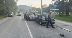 Две иномарки не смогли разъехаться в Чемальском районе, госпитализирована туристка