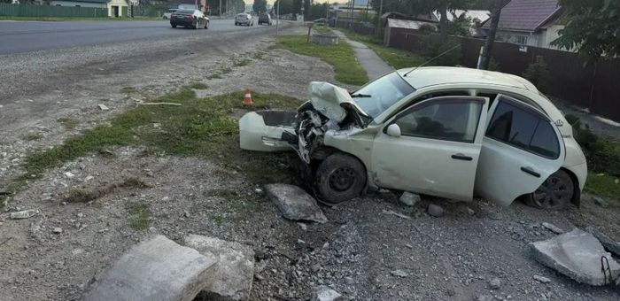 Пьяная женщина на иномарке влетела в бетонное ограждение в Майме