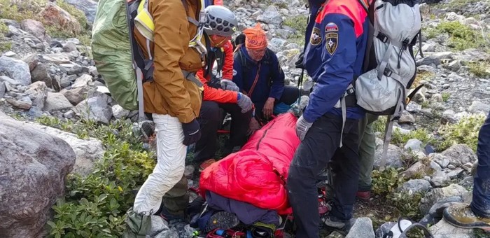 В Кош-Агачском районе спасатели помогли туристу, получившему серьезную травму
