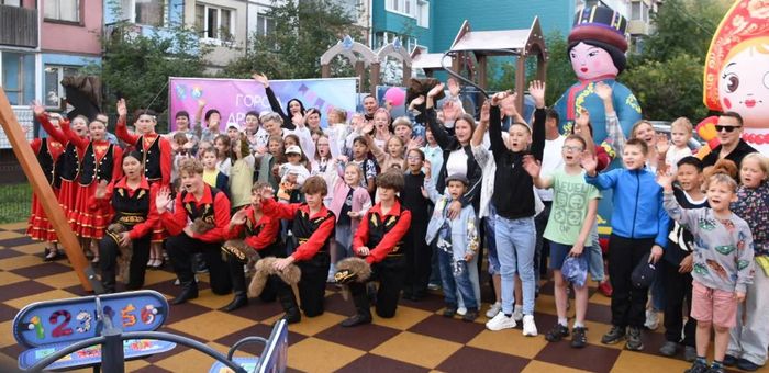 В Горно-Алтайске открыли после благоустройства двор по улице Алтайской