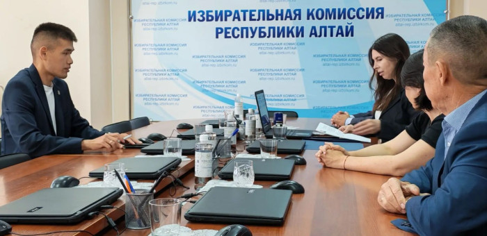 Александр Суразов подал документы на регистрацию кандидатом в депутаты Госдумы