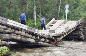 Разрушен мост через реку Элекмонар в сторону Каракольских озёр Разрушен мост через реку Элекмонар в сторону Каракола