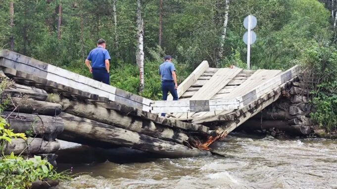 Разрушен мост через реку Элекмонар в сторону Каракола Разрушен мост через реку Элекмонар в сторону Каракола