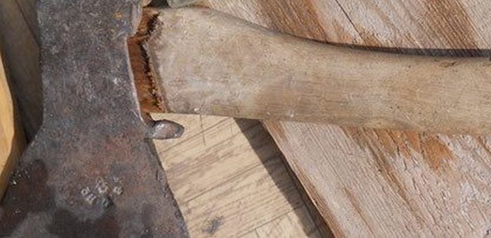 В Черге мужчина с топором и тяпкой напал на полицейского