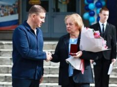 Глава республики вручил медицинскому колледжу медаль «Ирбис» Глава республики вручил медицинскому колледжу медаль «Ирбис»