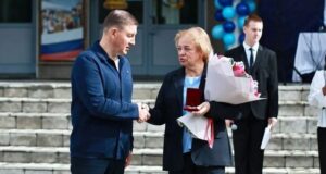 Глава республики вручил медицинскому колледжу медаль «Ирбис»