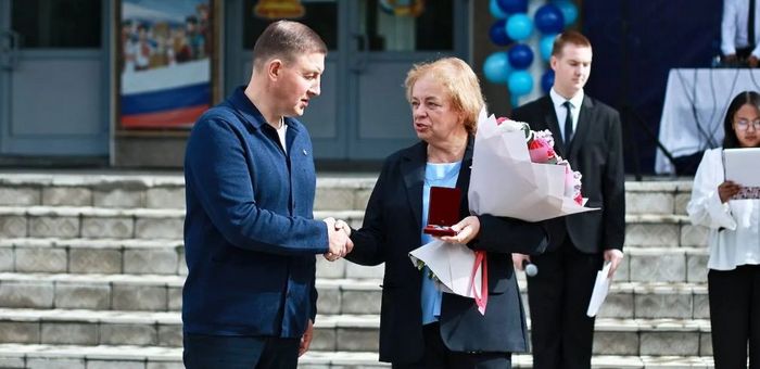 Глава республики вручил медицинскому колледжу медаль «Ирбис»