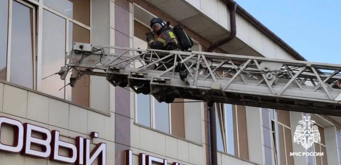 В Горно-Алтайске потушили пожар в торговом центре «Ткацкий – 1» (учения)