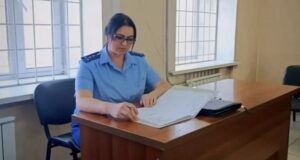 В Горно-Алтайске пьяная женщина напала на мужа с ножом и скалкой В Горно-Алтайске пьяная женщина напала на мужа с ножом и скалкой