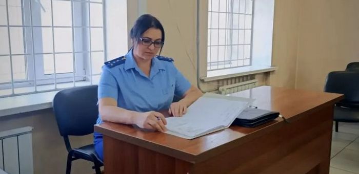 В Горно-Алтайске пьяная женщина напала на мужа с ножом и скалкой