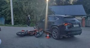 В столкновении иномарки с мотоциклом в Горно-Алтайске пострадал подросток